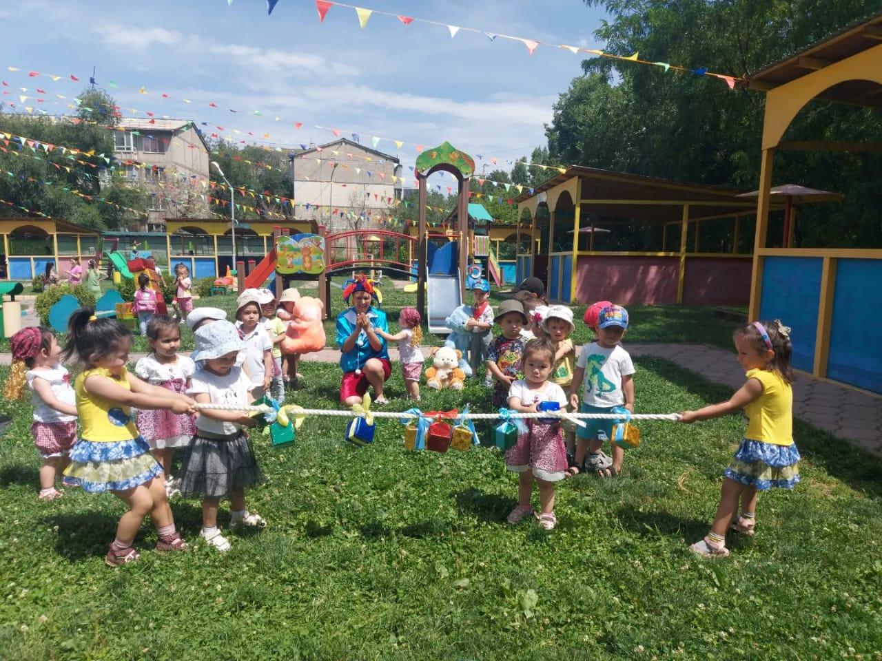 Мерекелік ойын-сауық: "Біздің бөбекжай-балабақшамыз жазды қарсы алады!" Ортаңғы "Ботақан", Кіші "Балапан" топтары