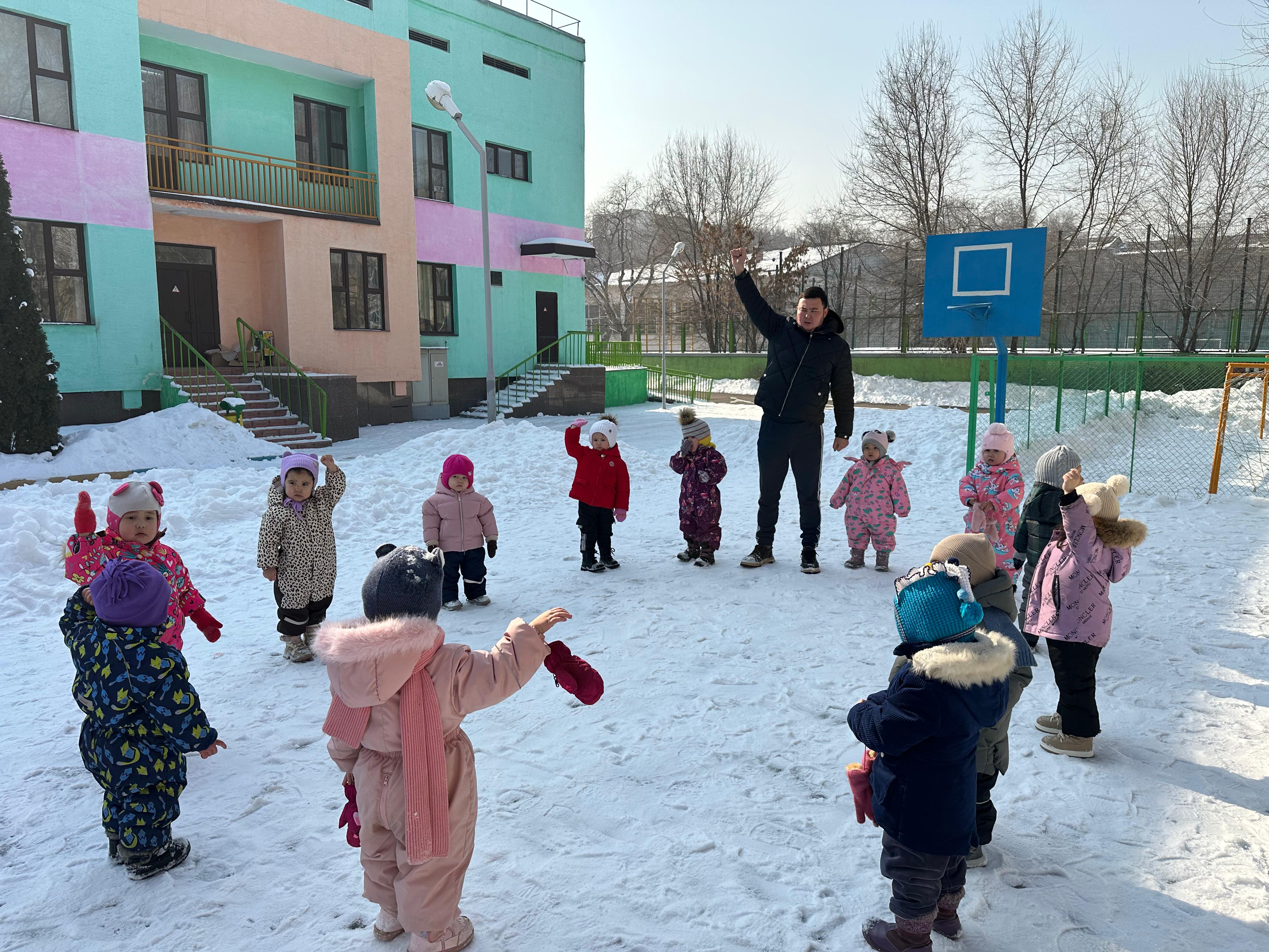 Дене шынықтыру мерекесі: «Аязда шыңдалып, шымыр болар денеміз» , Кіші «Балапан» тобы