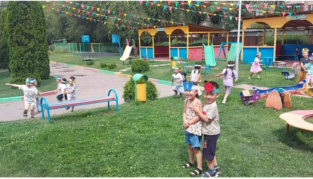 Жазғы сауықтыру кезіндегі қимылды ойындар, "Ара мен көбелектер", Мектепалды "Күншуақ" тобы