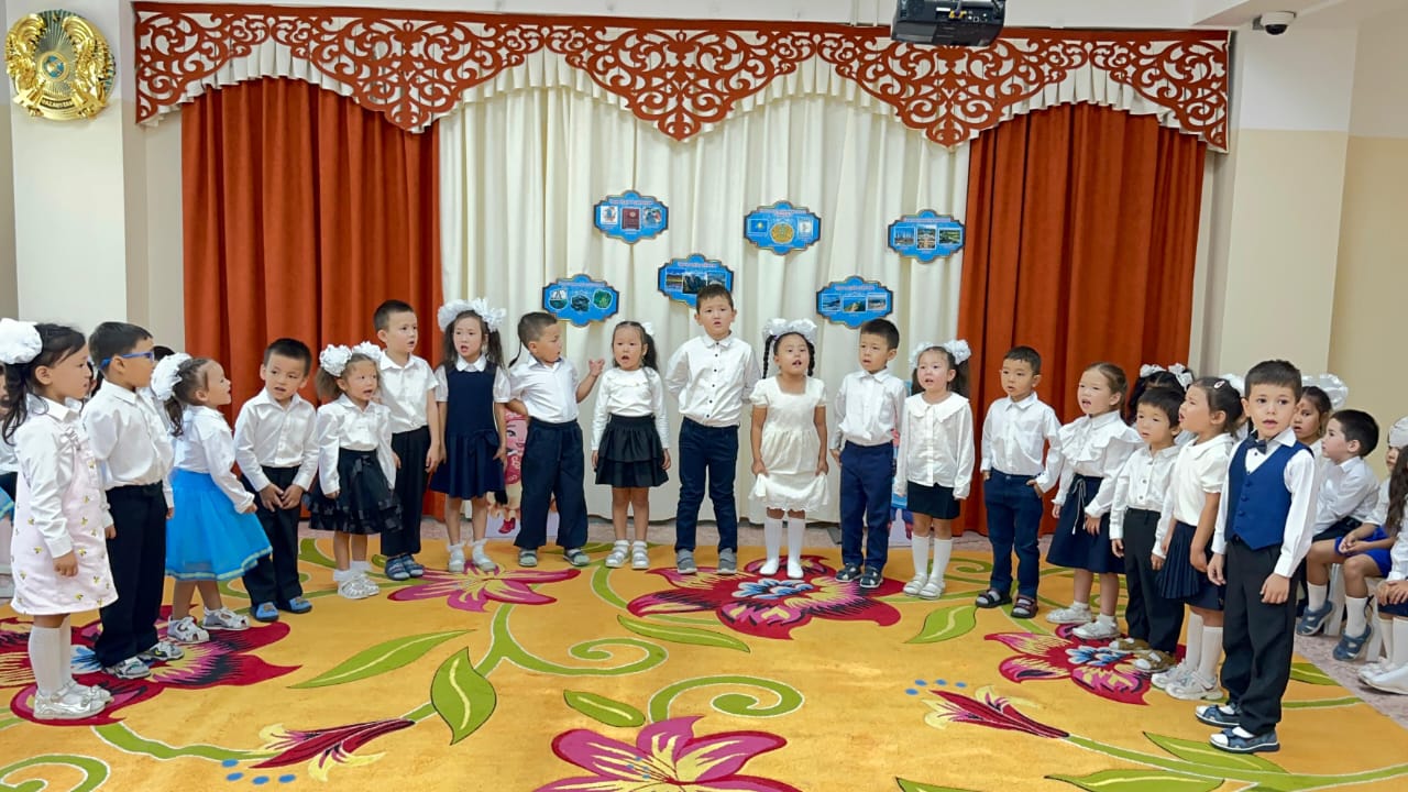 "Конституция елдің-негізгі заңы" мерекелік саптүзеу, Мектепалды "Күншуақ", "Ақжелкен" топтары