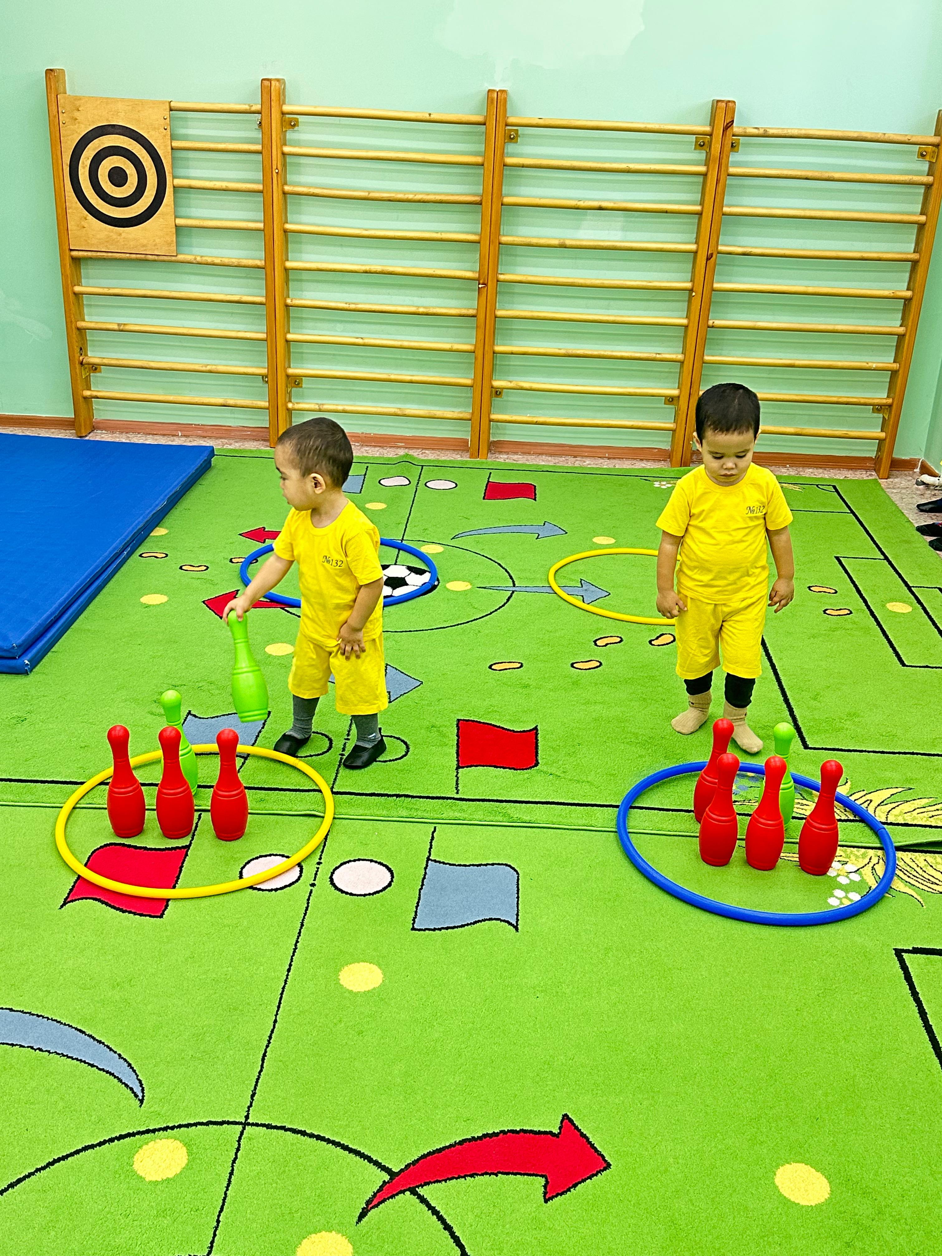 Дене шынықтыру мерекесі:  «Кел, бірге ойнайық!»  Кіші «Балапан» тобы