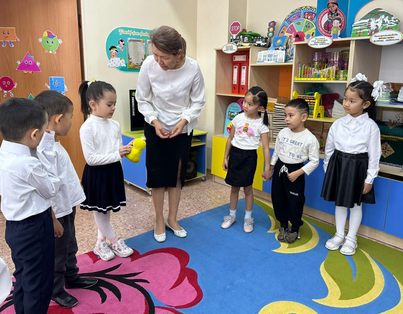 Адал Азамат жоспары шеңберінде үйымдастырылған Трентнг «Достық шеңбері»  ( тәрбиеленушілер мен педагогтар арасында)  Мектепалды «Күншуақ», «Ақжелкен» топтары