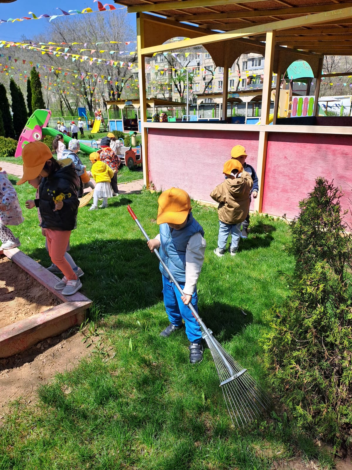 «Алматы - таза қала» акциясы  аясында: «Алматы - біздің ортақ үйіміз» (педагогтер, ата-аналар, тәрбиеленушілер)