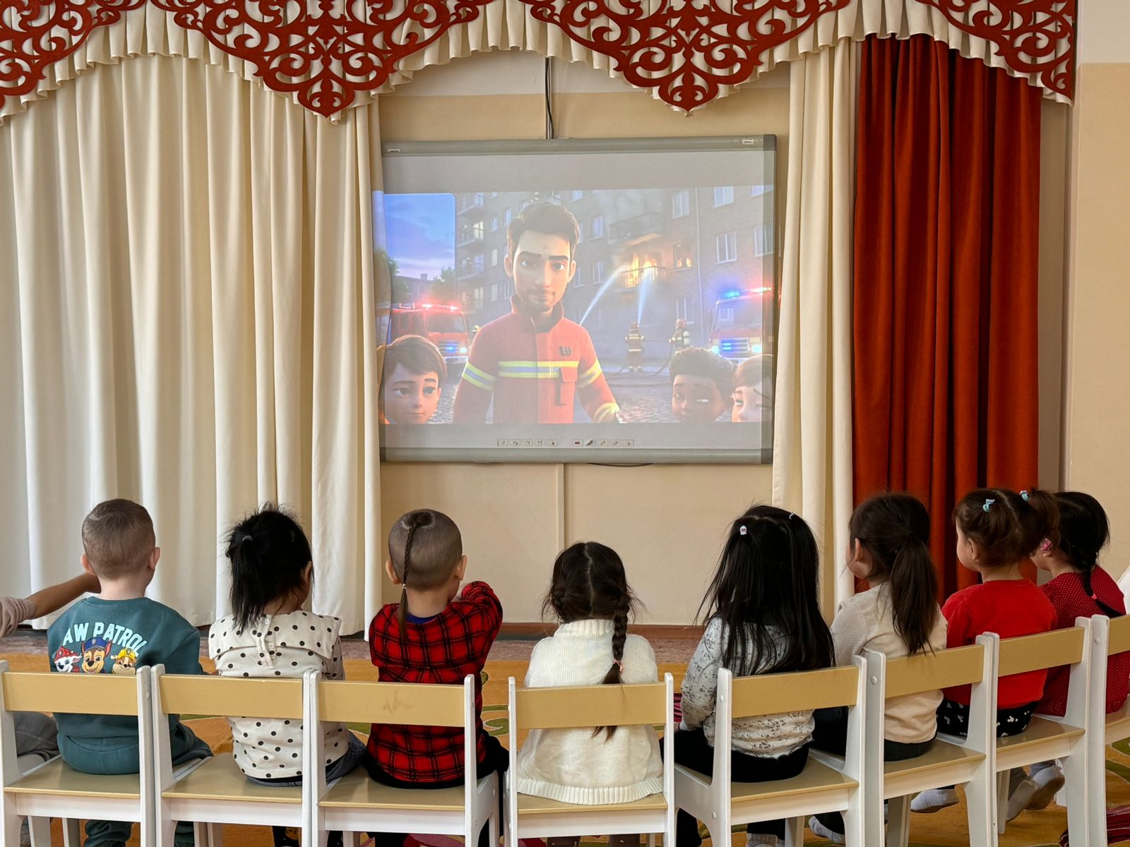 Өрт кезіндегі іс-әрекеттер: «Өрт кезінде 101-ге қоңырау шалыңыз!Өрт сөндіру бөлімін қалай шақыруға болады?» (жас ерекшеліктегі топтарға тақырыпқа сәйкес мультфильм көрсету)