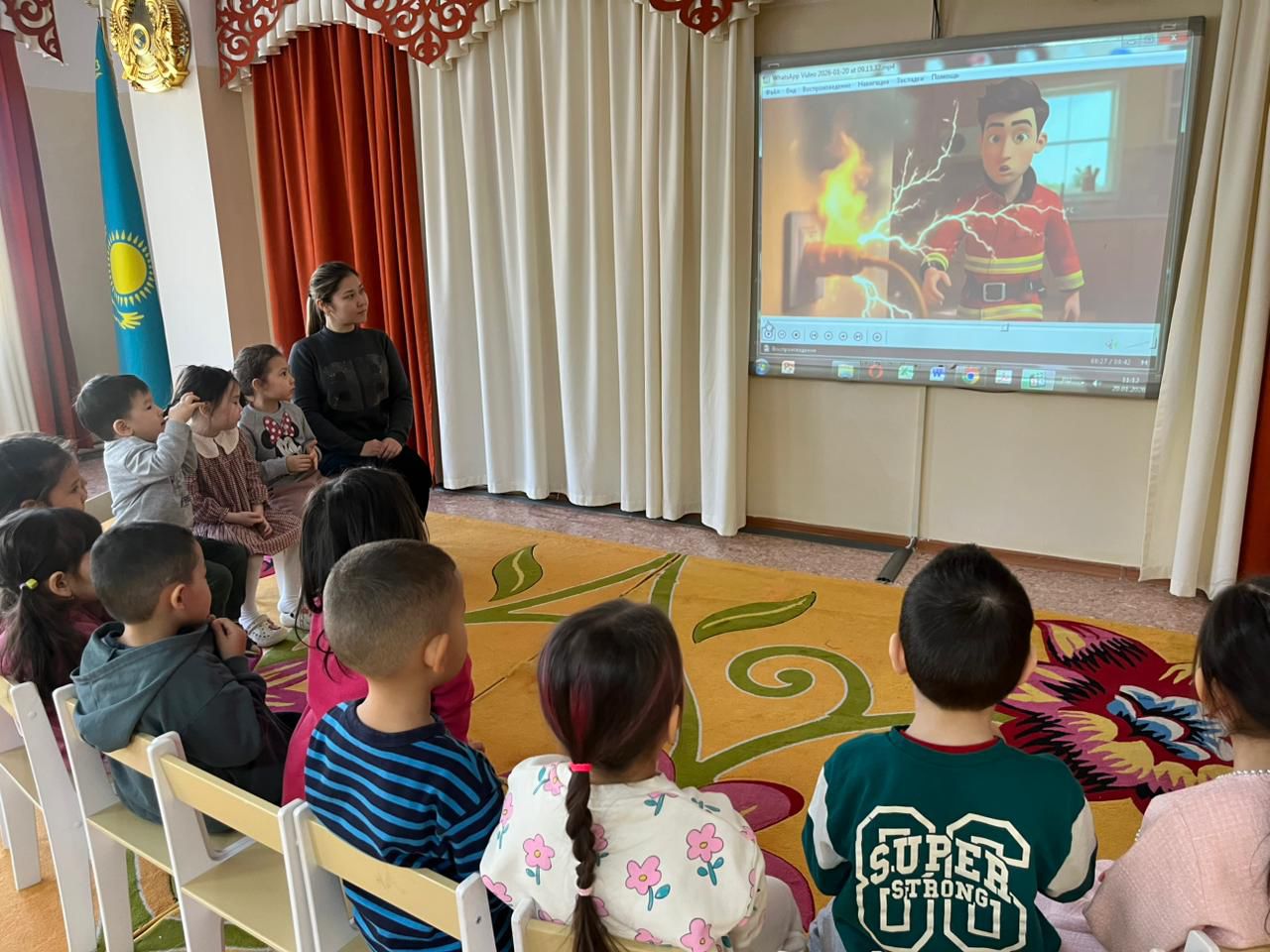 Өрт кезіндегі іс-әрекеттер: «Өрт кезінде 101-ге қоңырау шалыңыз!Өрт сөндіру бөлімін қалай шақыруға болады?» (жас ерекшеліктегі топтарға тақырыпқа сәйкес мультфильм көрсету) Мектепалды "Ақжелкен" тобы